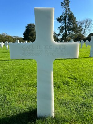 Tombe du soldat américain BECHERER Carl, ayant combattu en Normandie pendant la Seconde Guerre mondiale.