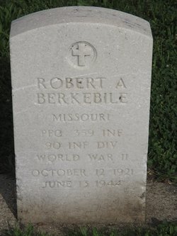 Tombe du soldat américain BERKEBILE Robert ayant combattu en Normandie pendant la Seconde Guerre mondiale.