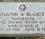 : Tombe du soldat américain BLASCYK Edmund ayant combattu en Normandie pendant la Seconde Guerre mondiale.
