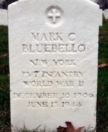 Graf van de Amerikaanse soldaat BLUEBELLO Mark, die tijdens de Tweede Wereldoorlog in Normandië heeft gevochten.