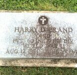 Foto van de grafsteen van soldaat Harry D. Brand, die tijdens de Tweede Wereldoorlog in Normandië is omgekomen.