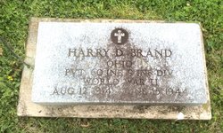 Foto van de grafsteen van soldaat Harry D. Brand, die tijdens de Tweede Wereldoorlog in Normandië is omgekomen.