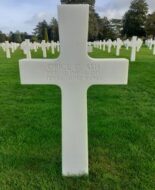 Tombe du soldat américain ASH Orice ayant combattu en Normandie pendant la Seconde Guerre mondiale.