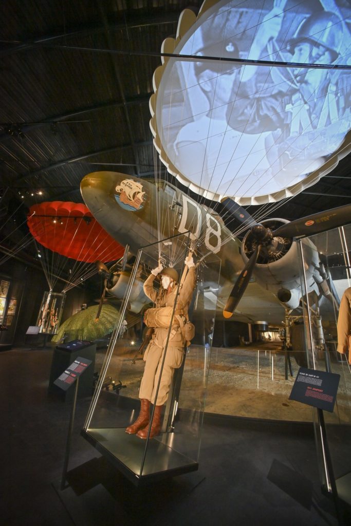 File:US WW2 Airborne paratroopers (mannequins) uniforms, helmets,  parachutes, etc. Sainte-Mère-Église Airborne Museum August 2019 -  48697971123.jpg - Wikimedia Commons