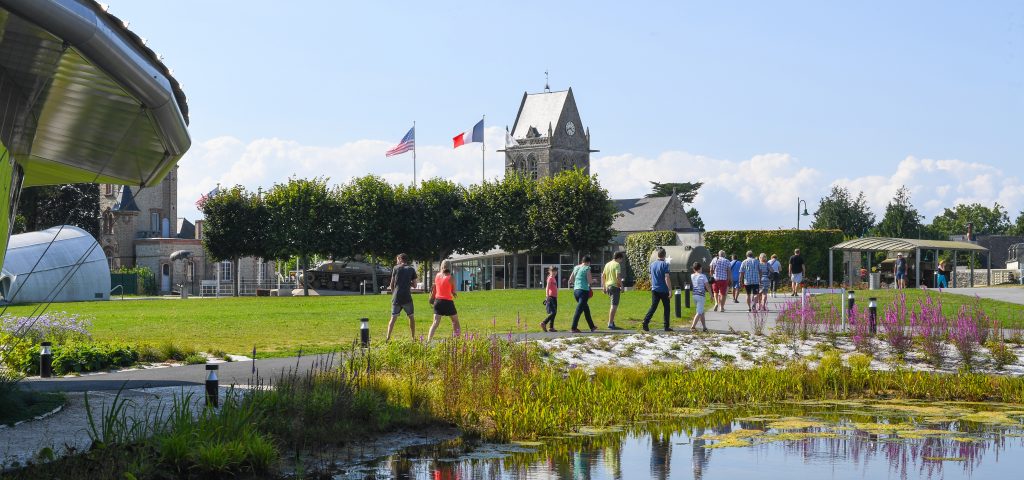 File:US WW2 Airborne paratroopers (mannequins) uniforms, helmets,  parachutes, etc. Sainte-Mère-Église Airborne Museum August 2019 -  48697971123.jpg - Wikimedia Commons