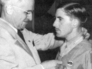 Funk Jr. recevant une médaille de la part du président des Etats-Unis, en 1945