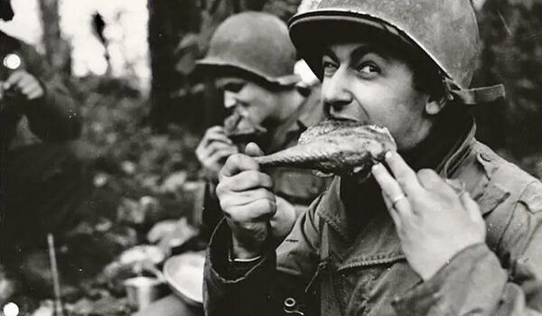 Caporal Leo Kaller dégustant la dinde de Thanksgiving, novembre 1944