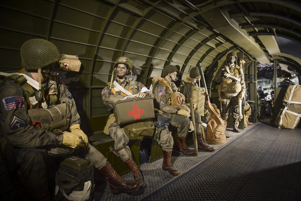 Reconstitution de l'avant parachutage à l'intérieur du C-47.
