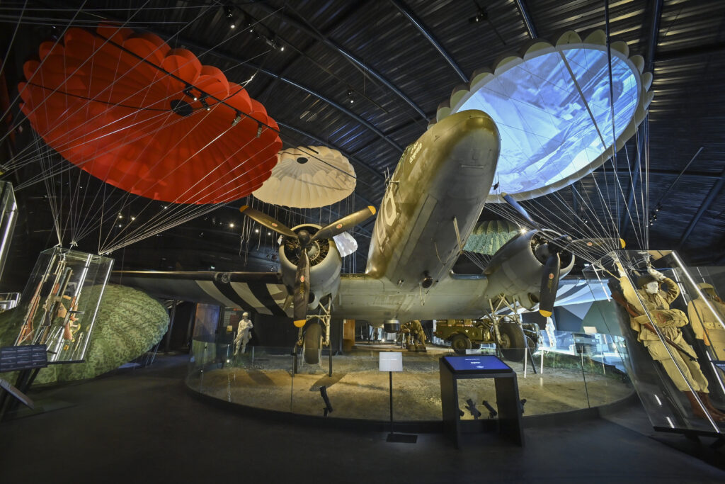L'avion C-47 dans le bâtiment du même nom.