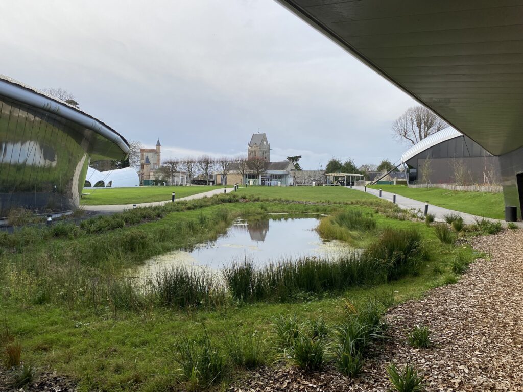 Le parc à l'extérieur du musée. 