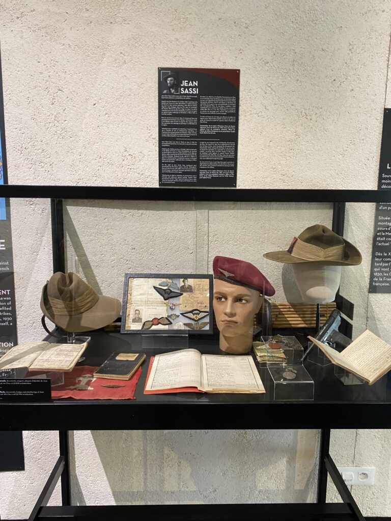 Objets et accessoires appartenant à des soldats pendant la Guerre d'Indochine, et exposés temporairement à l'Airborne Museum du 10 Avril au 30 Novembre 2025.