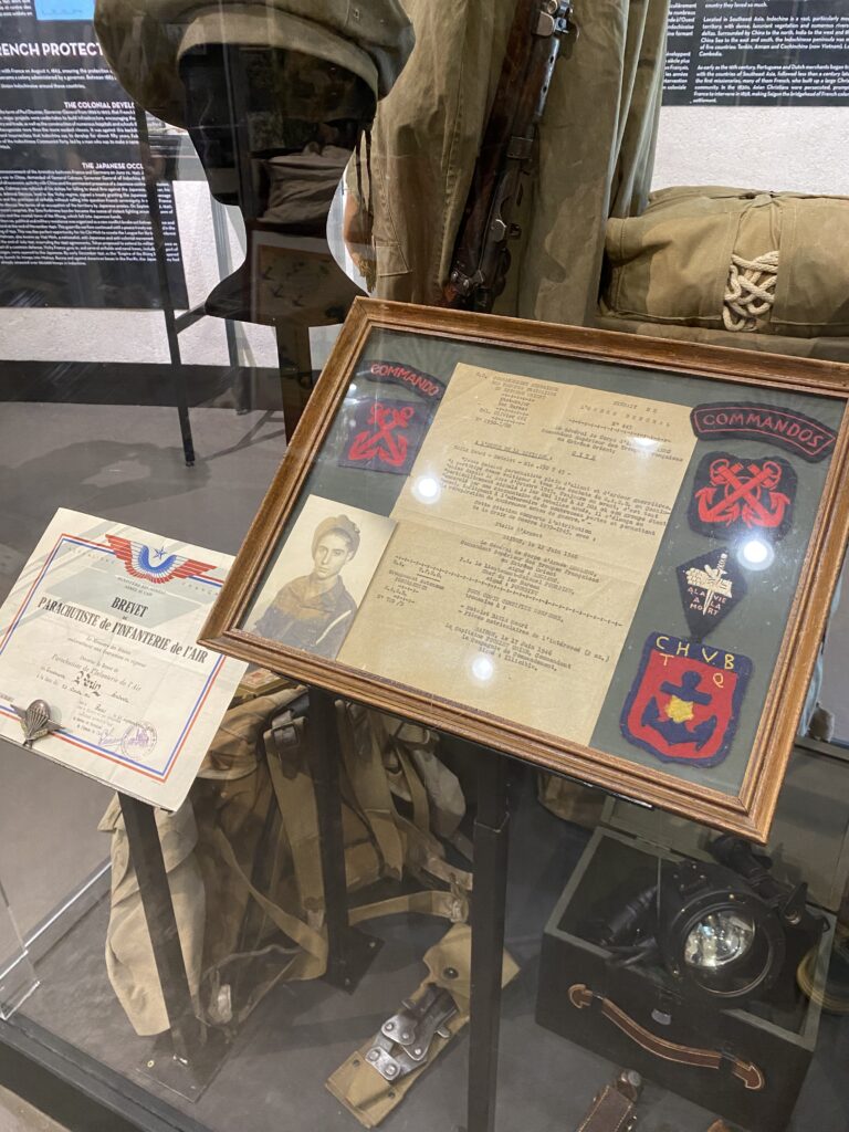 Diplôme de parachutiste de l'infanterie de l'air et ecussons datant de la Guerre d'Indochine.