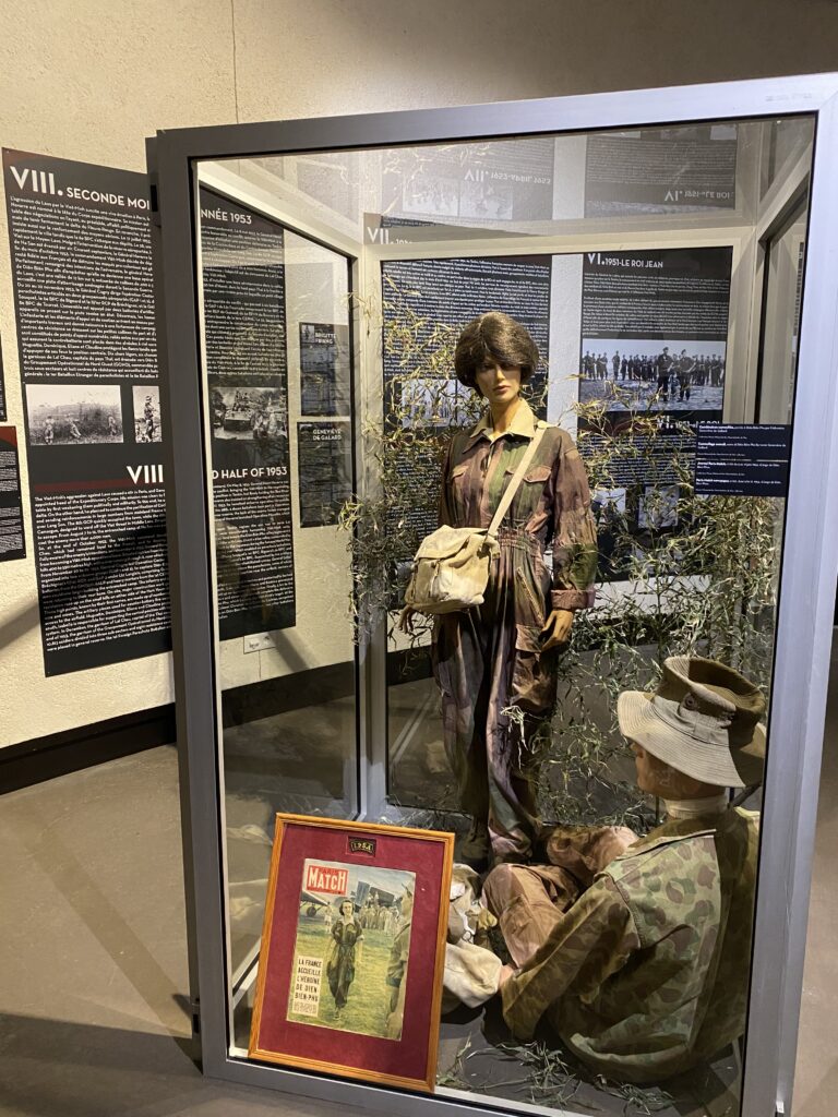 Tenue de Geneviève de Galard, infirmière de Diên Biên Phu qui a fait la couverture du magazine Paris Match, en vitrine dans le batiment Reagan pour l'exposition temporaire sur la guerre d'Indochine  du 10 Avril au 30 Novembre 2025.