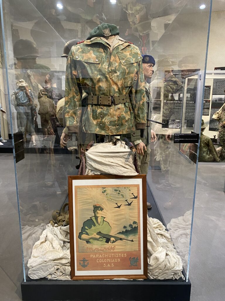 Tenue de soldat parachutiste pendant la Guerre d'Indochine pour l'exposition temporaire sur la guerre d'Indochine du 10 Avril au 30 Novembre 2025..