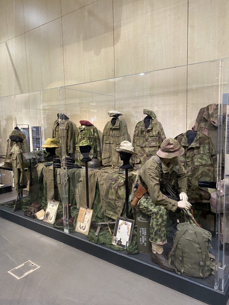 Accoutrements de soldats pendant la Guerre d'Indochine pour l'exposition temporaire sur la guerre d'Indochine du 10 Avril au 30 Novembre 2025..